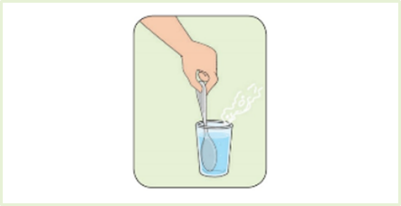 2. Perhatikan gambar percobaan berikut! ketika sendok logam dimasukan dan dibiarkan dalam air panas, menurutmu apa yang kamu rasakan jika kamu memegang gagang sendok seperti gambar? Mengapa demikian?